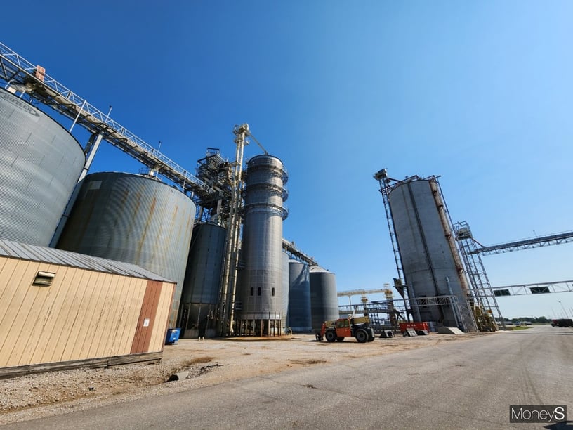 There is a large ethanol plant near the corn farm. Photo is by Green Plains Wood River LLC. / Photo = Reporter Park Chan-gyu